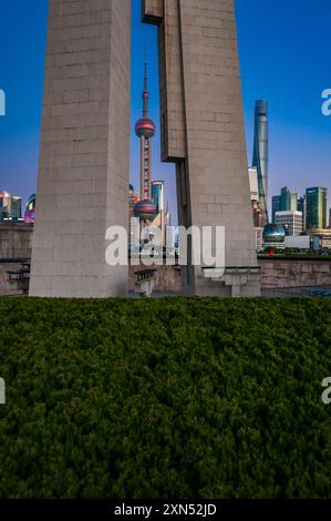 Shanghais Oriental Pearl Tower durch die Lücke im Huangpu Park's Monument to the People's Heroes. Stockfoto