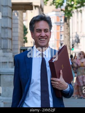 Ed Miliband, Abgeordneter von Doncaster North und Secretary of State for Energy Security and Net Zero, wird vor dem Kabinettsbüro gesehen. Stockfoto