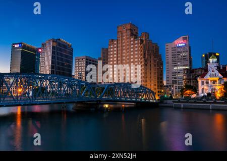 Blick auf die Waibaidu Bridge (Gartenbrücke) über den Suzhou Creek mit dem Broadway Mansions Hotel dahinter. Shanghai, China. Stockfoto