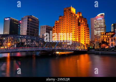 Blick auf die Waibaidu Bridge (Gartenbrücke) über den Suzhou Creek mit dem Broadway Mansions Hotel dahinter. Shanghai, China. Stockfoto