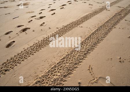 4x4 Reifen Spuren Kreuz und quer Reifen Spuren auf dem Sand Textur Hintergrund. Stockfoto