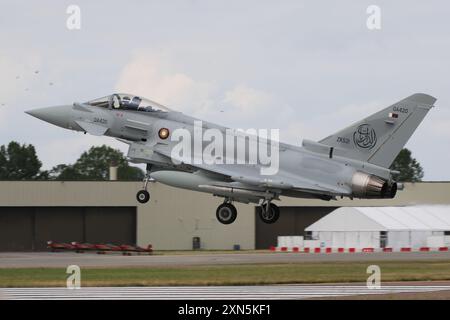 QA420, ein Eurofighter EF2000 Typhoon in den Farben der Qatar Emiri Air Force (QEAF), der bei der RAF Fairford in Gloucestershire, England, eintrifft, um am Royal International Air Tattoo 2024 (RIAT 24) teilzunehmen. Das Flugzeug ist einer von 24 Taifunen, die Katar aus Großbritannien gekauft hat und trägt noch immer seine temporäre britische Militärserie ZR521. Stockfoto