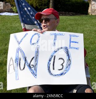 Mount Pleasant, Wisconsin, USA. 30. Juli 2024. BOB MCKEE fordert die Menschen dazu auf, bei den Vorwahlen am 13. August in WisconsinÃs gegen zwei republikanisch initiierte Verfassungsänderungsvorschläge zu stimmen, da er sich anderen Anti-Trump-Demonstranten an einer großen Kreuzung in der Nähe von Racine, Wisconsin, am 30. Juli 2024 anschließt. Sie gehören zu einer Gruppe von Menschen, die seit der Amtseinführung Trumps im Jahr 2017 wöchentlich demonstriert haben. (Kreditbild: © Mark Hertzberg/ZUMA Press Wire) NUR REDAKTIONELLE VERWENDUNG! Nicht für kommerzielle ZWECKE! Stockfoto