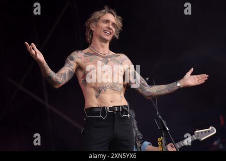 UK. Juli 2024. Justin Hawkins von der Band The Darkness tritt auf der Hauptbühne des Latitude Festivals auf. Das Latitude Festival kehrt nach Henham Park, Suffolk, zurück. Live-Musik des Festivals auf der Hauptbühne/Obelisk Arena, darunter Lottery Winners, The Darkness, Rag N Bone man, Nile Rogers und Chic und Duran Duran. Live auf der zweiten Bühne spielt David Duchovny live mit seiner Band. (Foto: Bonnie Britain/SOPA Images/SIPA USA) Credit: SIPA USA/Alamy Live News Stockfoto