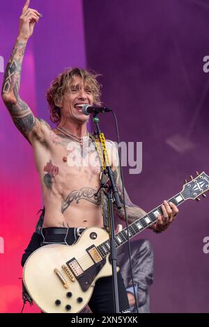 UK. Juli 2024. Justin Hawkins von der Band The Darkness tritt auf der Hauptbühne des Latitude Festivals auf. Das Latitude Festival kehrt nach Henham Park, Suffolk, zurück. Live-Musik des Festivals auf der Hauptbühne/Obelisk Arena, darunter Lottery Winners, The Darkness, Rag N Bone man, Nile Rogers und Chic und Duran Duran. Live auf der zweiten Bühne spielt David Duchovny live mit seiner Band. (Foto: Bonnie Britain/SOPA Images/SIPA USA) Credit: SIPA USA/Alamy Live News Stockfoto