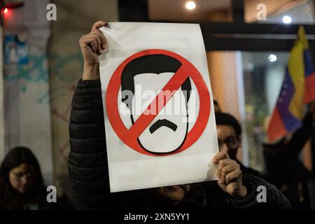 Buenos Aires, Buenos Aires, Argentinien. 30. Juli 2024. Die im Land lebenden Venezolaner protestierten vor der venezolanischen Botschaft gegen Nicolas Maduro. (Kreditbild: © Esteban Osorio/ZUMA Press Wire) NUR REDAKTIONELLE VERWENDUNG! Nicht für kommerzielle ZWECKE! Stockfoto