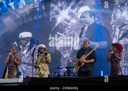 UK. Juli 2024. Nile Rogers mit Band Chic treten live auf der Bühne des Latitude Festivals auf. Das Latitude Festival kehrt nach Henham Park, Suffolk, zurück. Live-Musik des Festivals auf der Hauptbühne/Obelisk Arena, darunter Lottery Winners, The Darkness, Rag N Bone man, Nile Rogers und Chic und Duran Duran. Live auf der zweiten Bühne spielt David Duchovny live mit seiner Band. (Foto: Bonnie Britain/SOPA Images/SIPA USA) Credit: SIPA USA/Alamy Live News Stockfoto