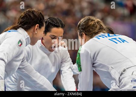 Paris, Ile de France, Frankreich. 30. Juli 2024. Das Team Italien tritt beim Achtelspiel des Fencing Women's Epee Team Table of 8 im Grand Palais während der Olympischen Sommerspiele 2024 in Paris an. (Kreditbild: © Walter Arce/ZUMA Press Wire) NUR REDAKTIONELLE VERWENDUNG! Nicht für kommerzielle ZWECKE! Stockfoto