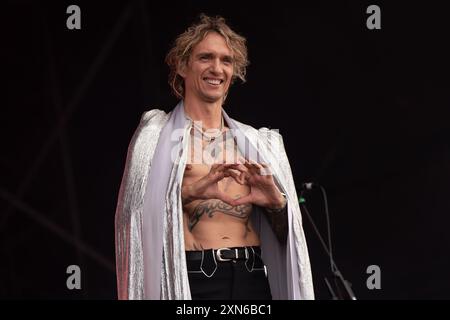 UK. Juli 2024. Justin Hawkins von der Band The Darkness tritt auf der Hauptbühne des Latitude Festivals auf. Das Latitude Festival kehrt nach Henham Park, Suffolk, zurück. Live-Musik des Festivals auf der Hauptbühne/Obelisk Arena, darunter Lottery Winners, The Darkness, Rag N Bone man, Nile Rogers und Chic und Duran Duran. Live auf der zweiten Bühne spielt David Duchovny live mit seiner Band. Quelle: SOPA Images Limited/Alamy Live News Stockfoto