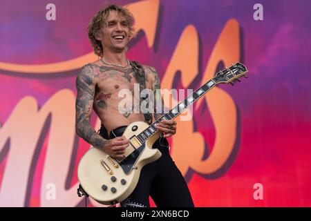 UK. Juli 2024. Justin Hawkins von der Band The Darkness tritt auf der Hauptbühne des Latitude Festivals auf. Das Latitude Festival kehrt nach Henham Park, Suffolk, zurück. Live-Musik des Festivals auf der Hauptbühne/Obelisk Arena, darunter Lottery Winners, The Darkness, Rag N Bone man, Nile Rogers und Chic und Duran Duran. Live auf der zweiten Bühne spielt David Duchovny live mit seiner Band. Quelle: SOPA Images Limited/Alamy Live News Stockfoto