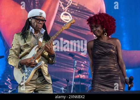 UK. Juli 2024. Nile Rogers mit Band Chic treten live auf der Bühne des Latitude Festivals auf. Das Latitude Festival kehrt nach Henham Park, Suffolk, zurück. Live-Musik des Festivals auf der Hauptbühne/Obelisk Arena, darunter Lottery Winners, The Darkness, Rag N Bone man, Nile Rogers und Chic und Duran Duran. Live auf der zweiten Bühne spielt David Duchovny live mit seiner Band. (Foto: Bonnie Britain/SOPA Images/SIPA USA) Credit: SIPA USA/Alamy Live News Stockfoto