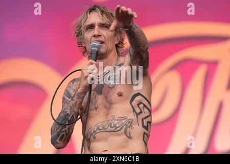 UK. Juli 2024. Justin Hawkins von der Band The Darkness tritt auf der Hauptbühne des Latitude Festivals auf. Das Latitude Festival kehrt nach Henham Park, Suffolk, zurück. Live-Musik des Festivals auf der Hauptbühne/Obelisk Arena, darunter Lottery Winners, The Darkness, Rag N Bone man, Nile Rogers und Chic und Duran Duran. Live auf der zweiten Bühne spielt David Duchovny live mit seiner Band. Quelle: SOPA Images Limited/Alamy Live News Stockfoto