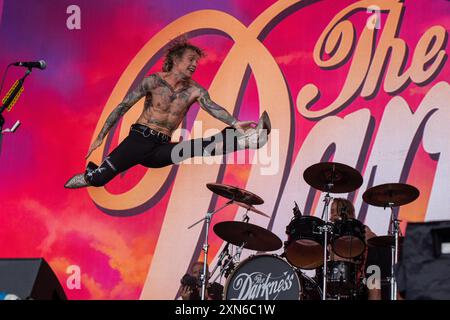 UK. Juli 2024. Justin Hawkins von der Band The Darkness tritt auf der Hauptbühne des Latitude Festivals auf. Das Latitude Festival kehrt nach Henham Park, Suffolk, zurück. Live-Musik des Festivals auf der Hauptbühne/Obelisk Arena, darunter Lottery Winners, The Darkness, Rag N Bone man, Nile Rogers und Chic und Duran Duran. Live auf der zweiten Bühne spielt David Duchovny live mit seiner Band. Quelle: SOPA Images Limited/Alamy Live News Stockfoto