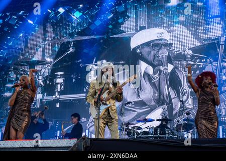 UK. Juli 2024. Nile Rogers mit Band Chic treten live auf der Bühne des Latitude Festivals auf. Das Latitude Festival kehrt nach Henham Park, Suffolk, zurück. Live-Musik des Festivals auf der Hauptbühne/Obelisk Arena, darunter Lottery Winners, The Darkness, Rag N Bone man, Nile Rogers und Chic und Duran Duran. Live auf der zweiten Bühne spielt David Duchovny live mit seiner Band. Quelle: SOPA Images Limited/Alamy Live News Stockfoto