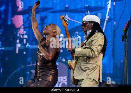 UK. Juli 2024. Nile Rogers mit Band Chic treten live auf der Bühne des Latitude Festivals auf. Das Latitude Festival kehrt nach Henham Park, Suffolk, zurück. Live-Musik des Festivals auf der Hauptbühne/Obelisk Arena, darunter Lottery Winners, The Darkness, Rag N Bone man, Nile Rogers und Chic und Duran Duran. Live auf der zweiten Bühne spielt David Duchovny live mit seiner Band. Quelle: SOPA Images Limited/Alamy Live News Stockfoto