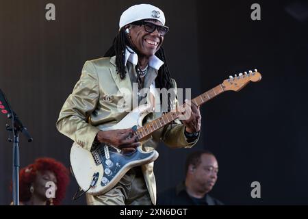 UK. Juli 2024. Nile Rogers mit Band Chic treten live auf der Bühne des Latitude Festivals auf. Das Latitude Festival kehrt nach Henham Park, Suffolk, zurück. Live-Musik des Festivals auf der Hauptbühne/Obelisk Arena, darunter Lottery Winners, The Darkness, Rag N Bone man, Nile Rogers und Chic und Duran Duran. Live auf der zweiten Bühne spielt David Duchovny live mit seiner Band. Quelle: SOPA Images Limited/Alamy Live News Stockfoto