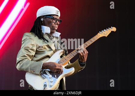 UK. Juli 2024. Nile Rogers mit Band Chic treten live auf der Bühne des Latitude Festivals auf. Das Latitude Festival kehrt nach Henham Park, Suffolk, zurück. Live-Musik des Festivals auf der Hauptbühne/Obelisk Arena, darunter Lottery Winners, The Darkness, Rag N Bone man, Nile Rogers und Chic und Duran Duran. Live auf der zweiten Bühne spielt David Duchovny live mit seiner Band. Quelle: SOPA Images Limited/Alamy Live News Stockfoto