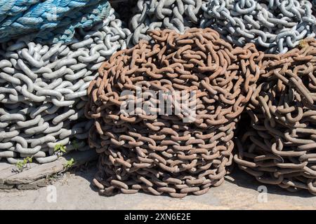 Haufen rostiges Metall Kette auf dem Hintergrund gesehen Stockfoto