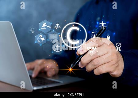 Geschäftsleute verwenden Laptop mit virtuellem Urheberrechtssymbol für Urheberrechte und patentiertes geistiges Eigentum. Urheberrecht oder Patentkonzept. Stockfoto