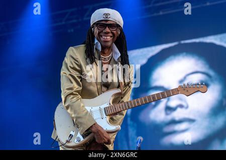 UK. Juli 2024. Nile Rogers mit Band Chic treten live auf der Bühne des Latitude Festivals auf. Das Latitude Festival kehrt nach Henham Park, Suffolk, zurück. Live-Musik des Festivals auf der Hauptbühne/Obelisk Arena, darunter Lottery Winners, The Darkness, Rag N Bone man, Nile Rogers und Chic und Duran Duran. Live auf der zweiten Bühne spielt David Duchovny live mit seiner Band. (Foto: Bonnie Britain/SOPA Images/SIPA USA) Credit: SIPA USA/Alamy Live News Stockfoto