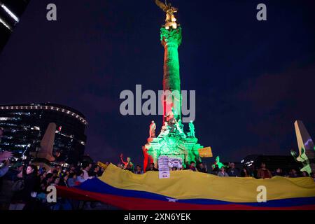 Venezolanische Oppositionsbefürworter, die in Mexiko leben, demonstrieren am Fuße des Angels de la Independencia gegen die Wiederwahl von NICOLAS MADURO. Stockfoto