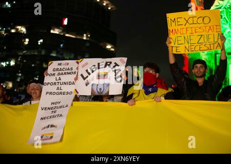 Venezolanische Oppositionsbefürworter, die in Mexiko leben, demonstrieren am Fuße des Angels de la Independencia gegen die Wiederwahl von NICOLAS MADURO. Stockfoto