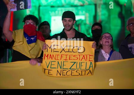 Venezolanische Oppositionsbefürworter, die in Mexiko leben, demonstrieren am Fuße des Angels de la Independencia gegen die Wiederwahl von NICOLAS MADURO. Stockfoto