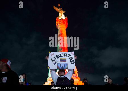 Venezolanische Oppositionsbefürworter, die in Mexiko leben, demonstrieren am Fuße des Angels de la Independencia gegen die Wiederwahl von NICOLAS MADURO. Stockfoto