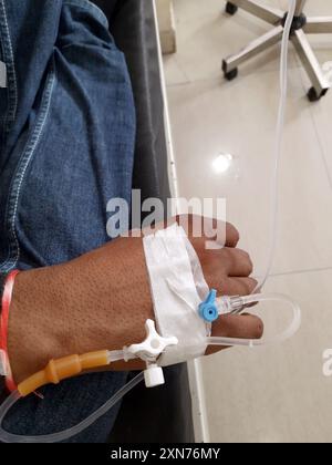 Männlicher Patient in Krankenhaustherapie, Venenkatheter in Armvene einführen Stockfoto