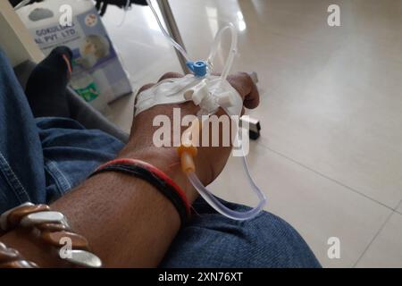 Männlicher Patient in Krankenhaustherapie, Venenkatheter in Armvene einführen Stockfoto