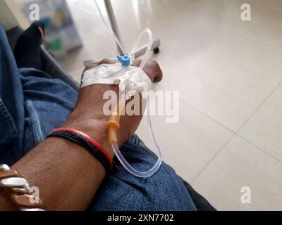 Männlicher Patient in Krankenhaustherapie, Venenkatheter in Armvene einführen Stockfoto