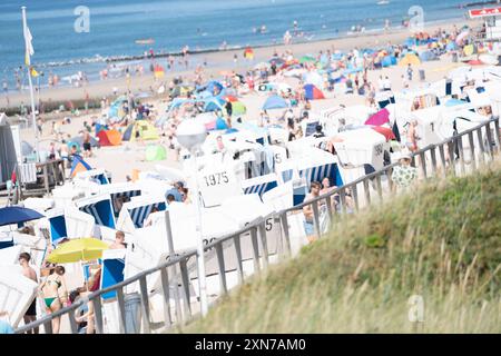 Urlaubsszene am Nordstrand der Insel SyltTourismus auf der Nordseeinsel Sylt während der Hauptsaison im Sommer 2024, Sylt Schleswig-Holstein Deutschland Brandenbuirger Strand *** Ferienszene am Nordstrand der Insel Sylt Tourismus auf der Nordseeinsel Sylt während der Hauptsaison im Sommer 2024, Sylt Schleswig Holstein Deutschland Brandenbuirger Strand Stockfoto