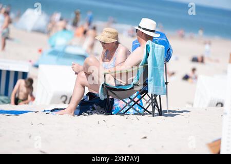 Urlaubsszene am Nordstrand der Insel SyltTourismus auf der Nordseeinsel Sylt während der Hauptsaison im Sommer 2024, Sylt Schleswig-Holstein Deutschland Brandenbuirger Strand *** Ferienszene am Nordstrand der Insel Sylt Tourismus auf der Nordseeinsel Sylt während der Hauptsaison im Sommer 2024, Sylt Schleswig Holstein Deutschland Brandenbuirger Strand Stockfoto