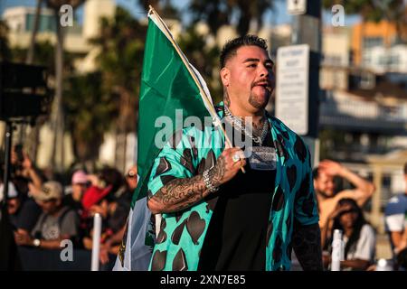 30. Juli 2024, Santa Monicaste, Kalifornien, USA: der ehemalige Schwergewichtsmeister Andy Ruiz macht sich auf den Weg zur Bühne für die Grand Arrivals und startet die Fight Week Festivitäten für die erste Riad Season Boxing Event, die in den USA am Santa Monica Pier in Los Angeles, Kalifornien, stattfindet. Die Titelkämpfe zwischen dem ehemaligen Dreigewichtweltmeister Terence Crawford und dem WBA-Weltmeister Israil Madrimov am Samstag, dem 3. August, im BMO-Stadion. (Kreditbild: © Adam DelGiudice/ZUMA Press Wire) NUR REDAKTIONELLE VERWENDUNG! Nicht für Co Stockfoto