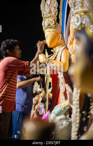 Birbhum, Westbengalen, Indien - 14. Oktober 2023: Ein Künstler malt die Augen des Idol Durga vor dem Puja-Festival Stockfoto