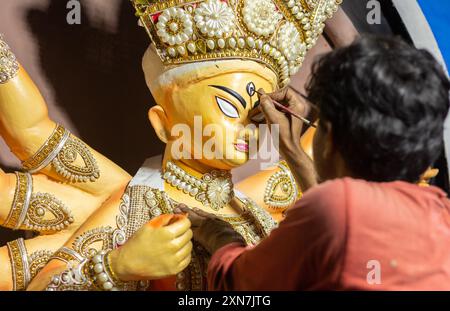 Birbhum, Westbengalen, Indien - 14. Oktober 2023: Ein Künstler malt die Augen des Idol Durga vor dem Puja-Festival Stockfoto