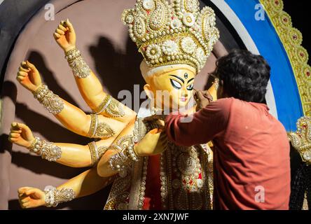 Birbhum, Westbengalen, Indien - 14. Oktober 2023: Ein Künstler malt die Augen des Idol Durga vor dem Puja-Festival Stockfoto