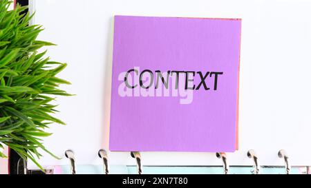 Inhalt. Geschäfts- und Inhalts- und Kontextkonzept. TEXTKONTEXT auf einem violetten Aufkleber auf dem Hintergrund eines leeren Blattes eines Geschäftsbuchs Stockfoto