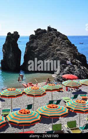 Der Big Rock am Strand von Monterosso, ein raues Naturdenkmal und eine beliebte Touristenattraktion Stockfoto