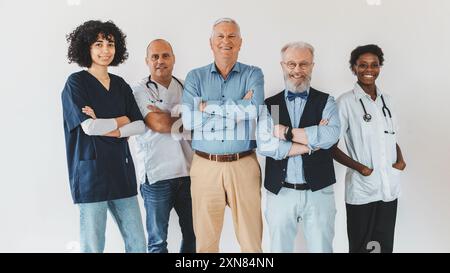 Gruppenporträt verschiedener medizinischer Fachkräfte, darunter Ärzte und Krankenschwestern verschiedener Altersgruppen, ethnischer Zugehörigkeit und Fachrichtungen. Steht für Teamarbeit, in Stockfoto