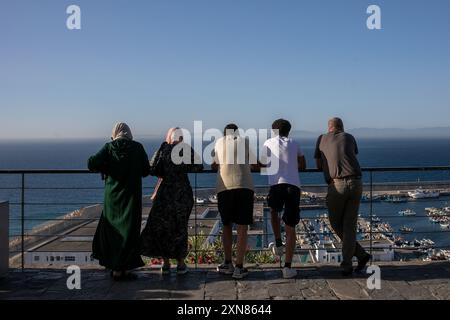 Tanger, Marokko. Juli 2024. Eine Gruppe von Personen genießt einen Panoramablick auf den Hafen von Tanger an einem Sommernachmittag. (Foto: David Canales/SOPA Images/SIPA USA) Credit: SIPA USA/Alamy Live News Stockfoto