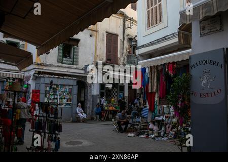 Tanger, Marokko. Juli 2024. Ein paar plaudern nachmittags unter den Basaren auf einem Platz in Tanger. (Foto: David Canales/SOPA Images/SIPA USA) Credit: SIPA USA/Alamy Live News Stockfoto