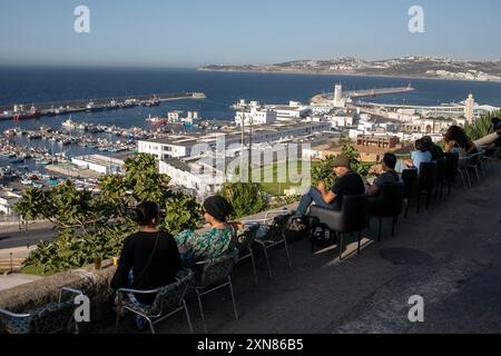 Tanger, Marokko. Juli 2024. Eine Gruppe von Personen genießt einen Panoramablick auf den Hafen von Tanger an einem Sommernachmittag. (Foto: David Canales/SOPA Images/SIPA USA) Credit: SIPA USA/Alamy Live News Stockfoto