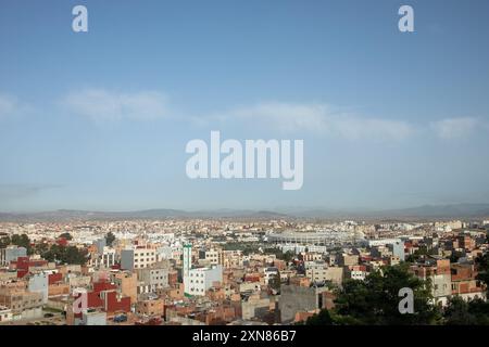 Tanger, Marokko. Juli 2024. Panoramablick auf die Stadt Tanger mit dem Stadion rechts im Bild (Foto: David Canales/SOPA Images/SIPA USA) Credit: SIPA USA/Alamy Live News Stockfoto