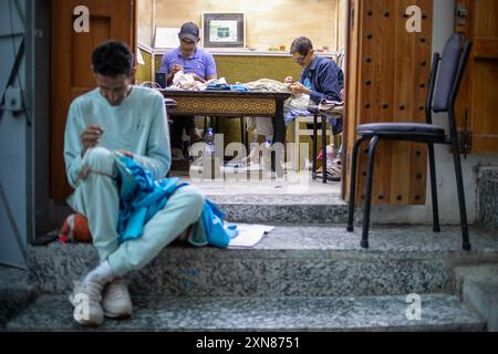 Tanger, Marokko. Juli 2024. Eine Gruppe von Männern, die von Hand in einer kleinen Fabrik in der Medina der Altstadt von Tanger genäht wurden. (Credit Image: © David Canales/SOPA Images via ZUMA Press Wire) NUR REDAKTIONELLE VERWENDUNG! Nicht für kommerzielle ZWECKE! Stockfoto