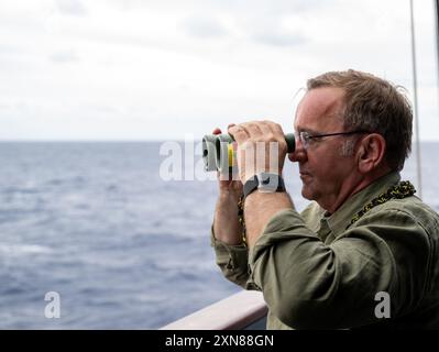 Honolulu, USA. 31. Juli 2024. Verteidigungsminister Boris Pistorius (SPD) sieht einen Eurofighter von der deutschen Fregatte Baden-Württemberg überfliegen. SPD-Politiker besucht den von den USA geführten Rim of the Pacific Military Exercise (RIMPAC, 26.06. Bis 02.08.2024) in Hawaii. Quelle: Soeren Stache/dpa/Alamy Live News Stockfoto