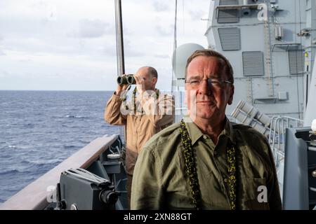 Honolulu, USA. 31. Juli 2024. Verteidigungsminister Boris Pistorius (SPD) sieht einen Eurofighter von der deutschen Fregatte Baden-Württemberg überfliegen. SPD-Politiker besucht den von den USA geführten Rim of the Pacific Military Exercise (RIMPAC, 26.06. Bis 02.08.2024) in Hawaii. Quelle: Soeren Stache/dpa/Alamy Live News Stockfoto