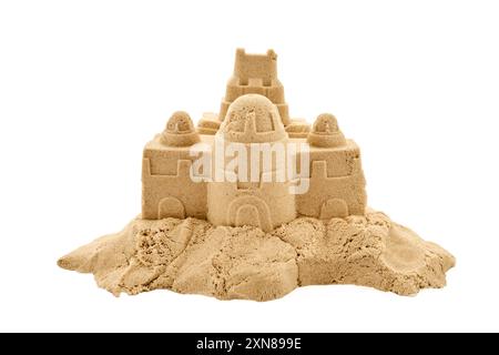 Eine komplizierte Sandburg mit Türmen und detaillierten Mauern auf einem Haufen feinem Sand auf weißem Hintergrund Stockfoto