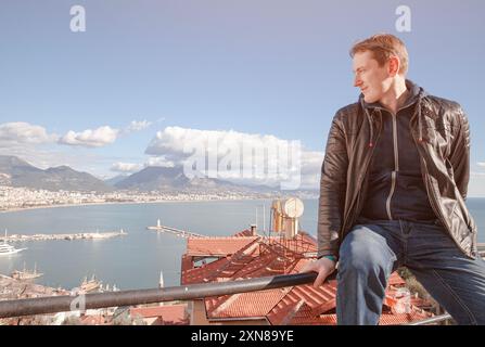 Ein Reisender schaut sich ein Panorama von Alanya in der Türkei an Stockfoto