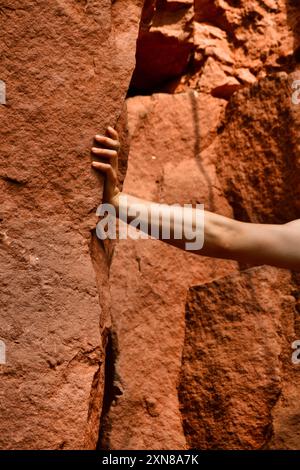Hand auf Klettern, die Naturfrauen jung drängen Stockfoto